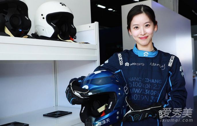 奶茶妹妹张泽天穿什么牌子的蓝色赛车服，多少钱？