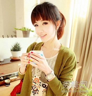 马年时扎着马尾辫的九个韩国马尾辫有一张瘦削的脸，而且已经过了年纪。