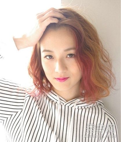 OL也适合烫发发型，短发时尚而有活力