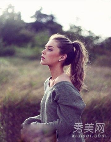 马尾也可以凹9个简单的长发扎头发是最流行的