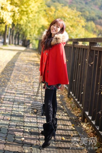 短靴羊毛大衣对冬季街头约会很有吸引力。