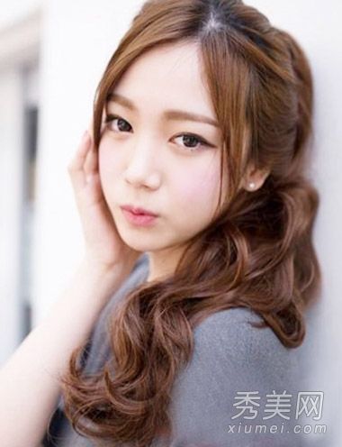 在马年的仲夏，十种马尾辫展现出清新的美丽气质。