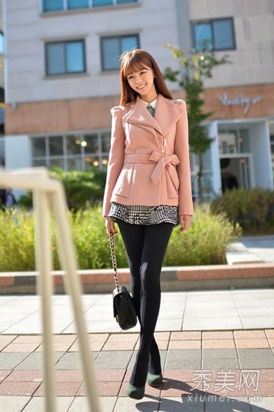 冬天，矮个子女孩穿羊毛大衣和短裙