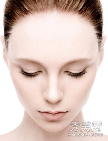 用手指按摩固定妆容，清除底层妆容，让细纹消失