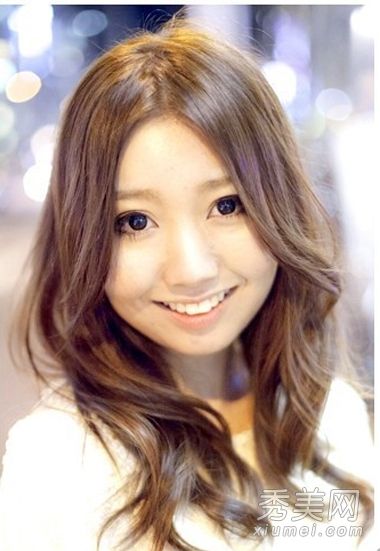 清新适中的发型，聪明卷曲的发型更有吸引力