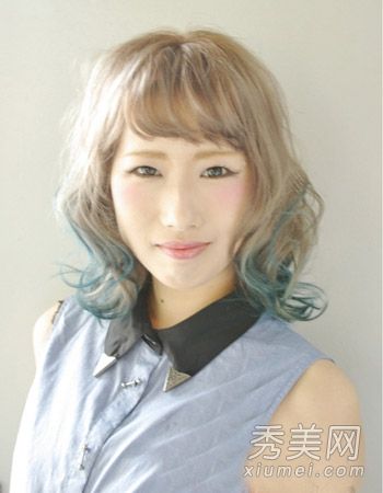 日本女孩不会夸大她们的发型和风格