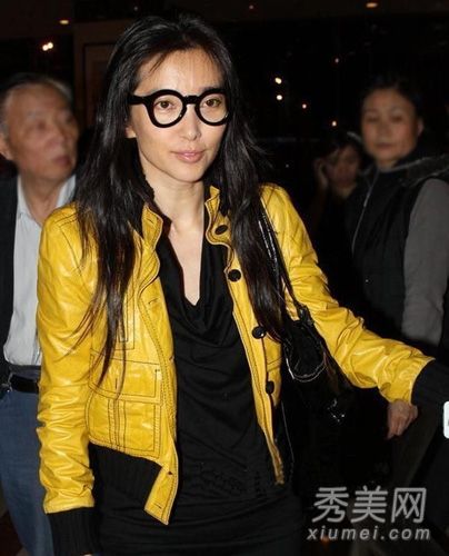 这位女演员不化妆在街上闲逛。英国和美国越过李冰冰。