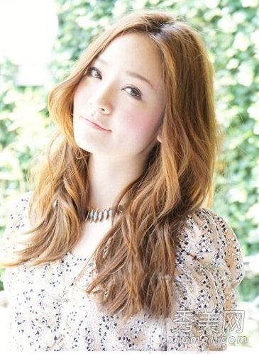 新鲜流行的中长卷发,面部化妆和一步降老