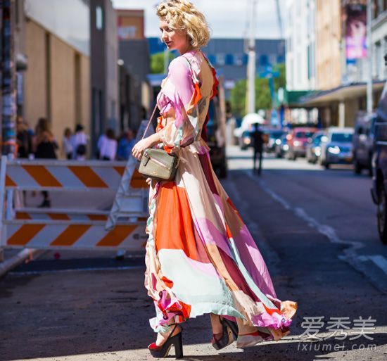 如果你想变成女神，就穿长裙。