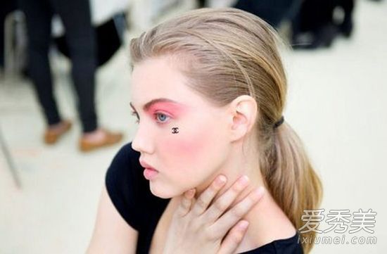 粉色眼影明显且肿胀?看到唐嫣刘师师如何画眼影了吗?