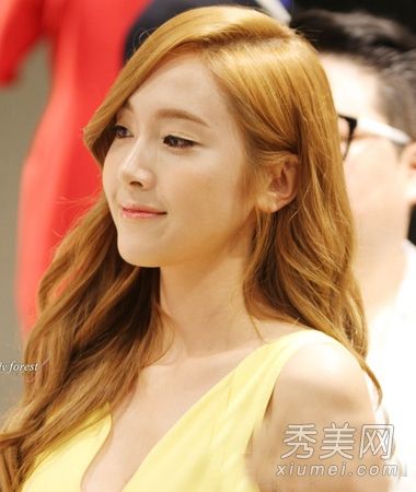 日韩流行亚麻色头发图片时尚发色更白