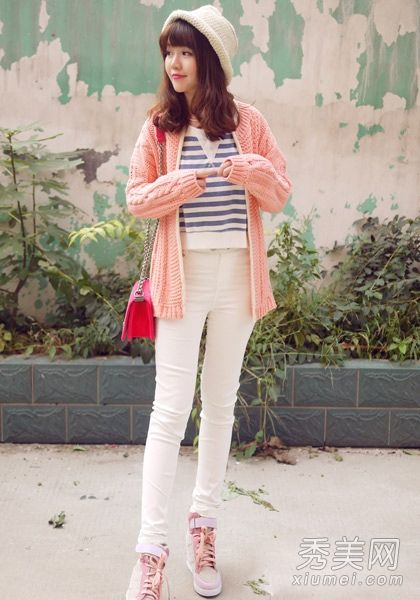 毛衣外套在秋天必须与裙子和裤子相配以吸收阳光。