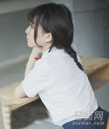 初夏，清纯女孩的发型像校花一样甜美。