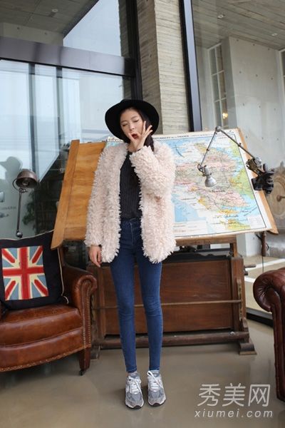 万能牛仔裤显示长腿和夹克都是多功能的。