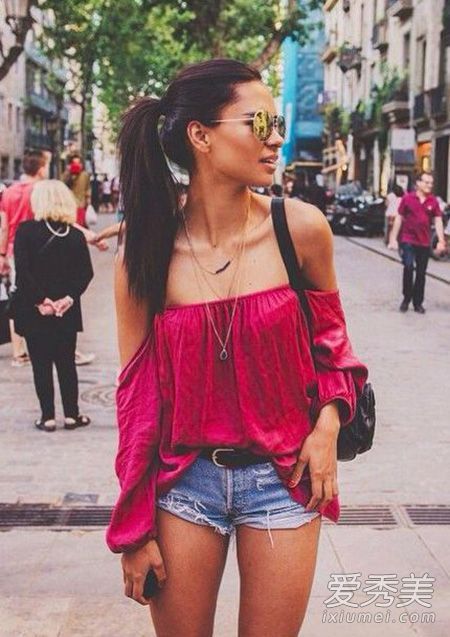 今年夏天，你将会暴露在公众面前，你会用你的香肩和小露珠变得稍微性感。