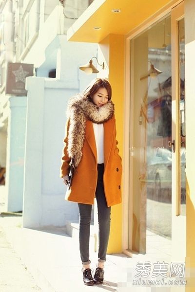 宽松的羊毛外套隐藏着腹部、裤子和裙子。它非常薄。