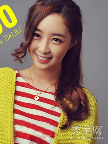 一个女孩的圆脸和长发是如何扎成简单的马尾辫的?太美了。