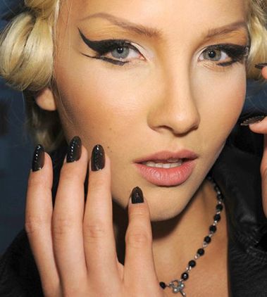 防止指甲变黄和染色的7个指甲护理技巧