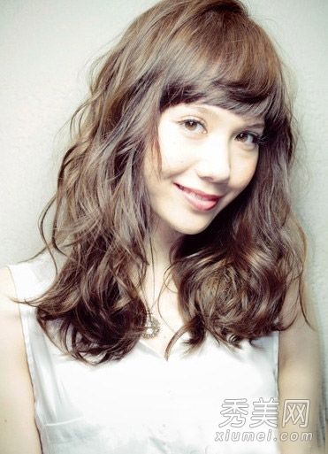 2014流行斜刘海发型图时尚穿衣