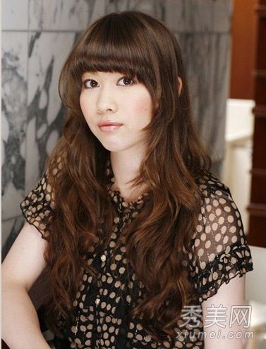 大波浪卷发时装最受欢迎