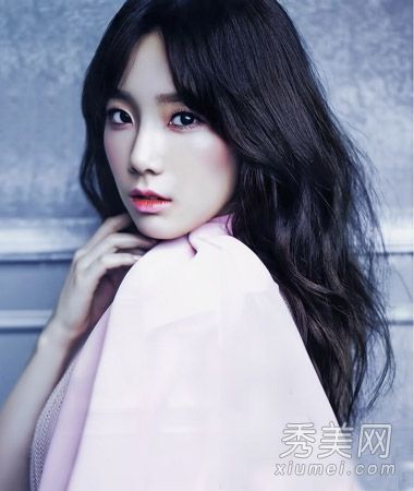 最新的韩国卷发图片是甜美的,盛开的桃花。