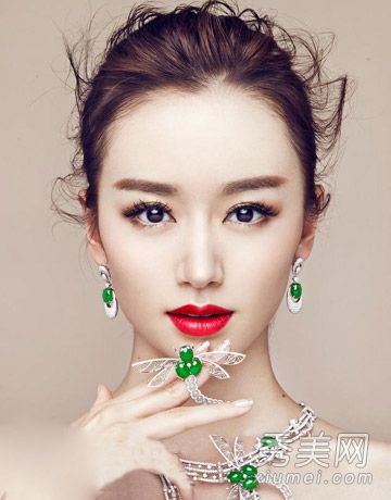 八张韩国风格的气质图片让他在情人节的那一刻大放异彩。