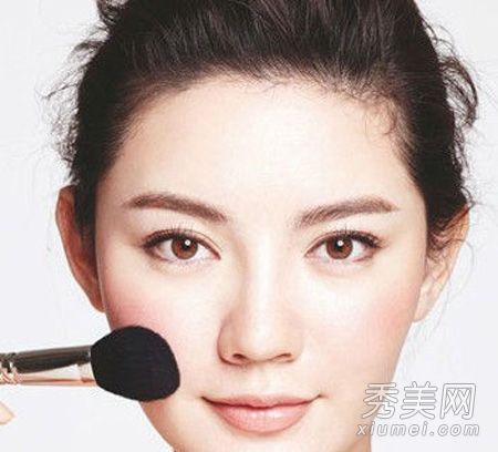 流行彩妆画腮红搭配3个动作做小脸