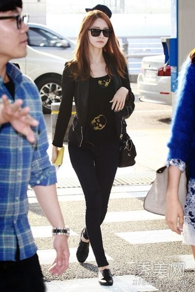 宋茜·尤纳展示带裤子的短皮衣