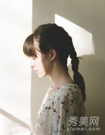 街道上满是梳着齐肩长发的年轻人。