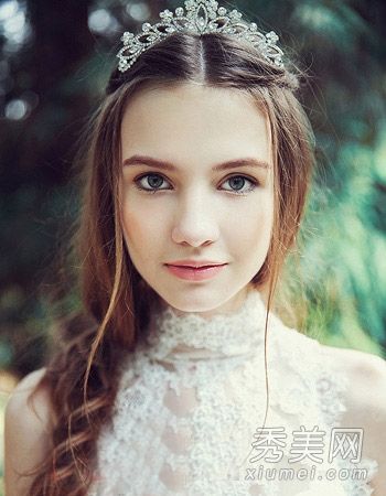 美丽的新娘头发画满女神范与肩膀