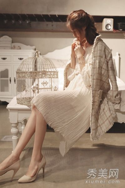 秋天充满气质，夹克让女性优雅而轻盈的成熟。