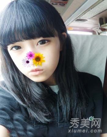 流行的韩国中长发图片有更清新更年轻的直发。