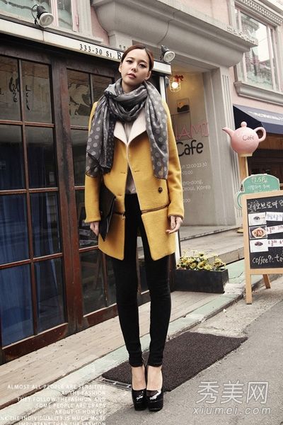这件秋大衣开着看起来很好,围着围巾很暖和。