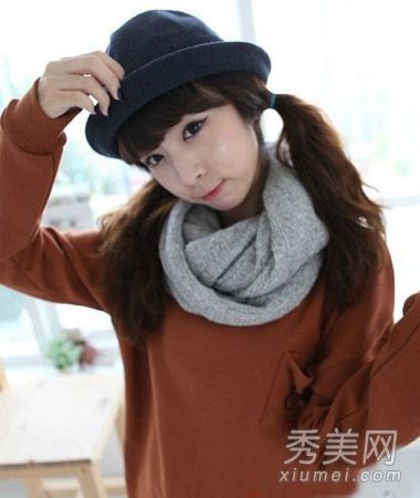 校园女生最喜欢双马尾扎法,展现青春活力。