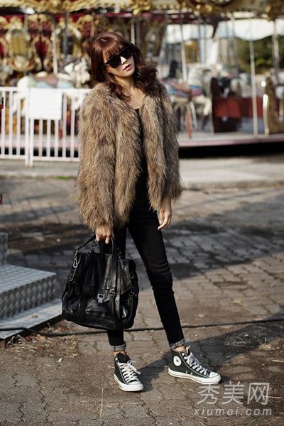 2013年皮草外套搭配裙子和裤子是高贵的