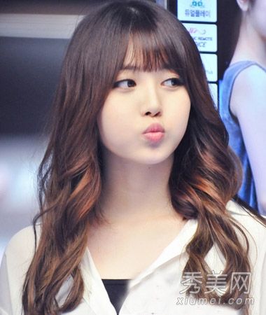 在2014年早春,女孩的发型需要9长卷发和甜美的头发。