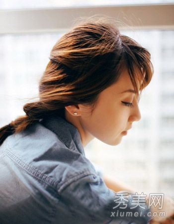 你怎么扎头发?新鲜美丽。辫子的头发既漂亮又时尚