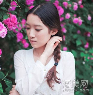 在春天的一天,一个新鲜的长发被绑了起来,俞家边绑了一个女神的图案。