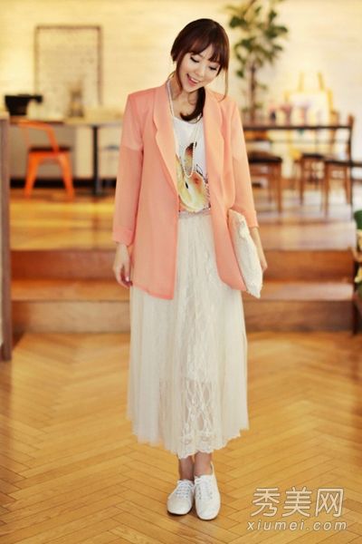 如何在秋天穿上长外套来隐藏你肥胖的上身