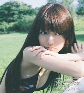 在夏天,改变发型和纯粹的直发可以帮助你获得充分的放松。