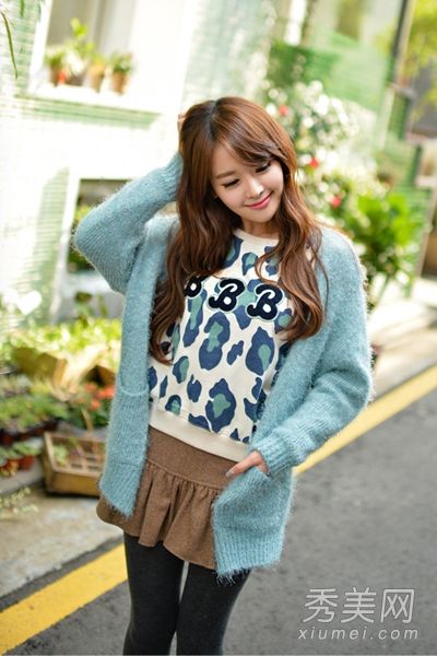 韩牛喜欢在秋天穿毛衣和短裙夹克，非常漂亮。