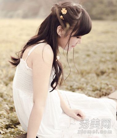 在春天和夏天,一个人必须学会把长发扎成一个有着清新气质的美人的简单方法。