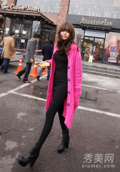 胖人穿毛衣外套+打底裤来显瘦