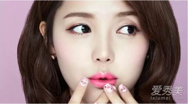 学着画和染唇妆就像小姜娜君一样美丽而油腻