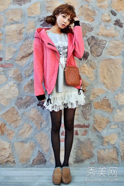 韩文版的魏毅穿着短裙,一个小女孩也有九个身体