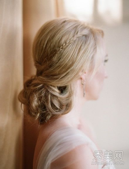 扎着低马尾的新娘有一头端庄优雅的头发。