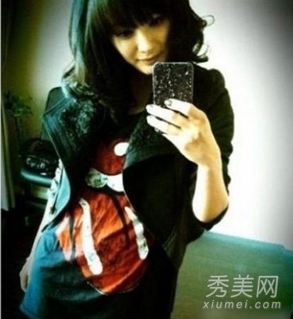 这位女演员很早就开始了她的职业生涯，后天她生得漂亮还是打扮得漂漂亮亮？