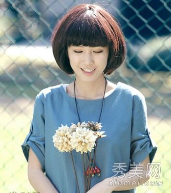 短发女孩展示高秘密发型和时尚搭配时尚时尚