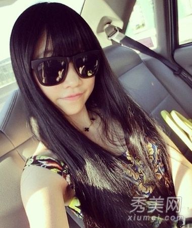 女士气质长直发款式图片清新美丽动人