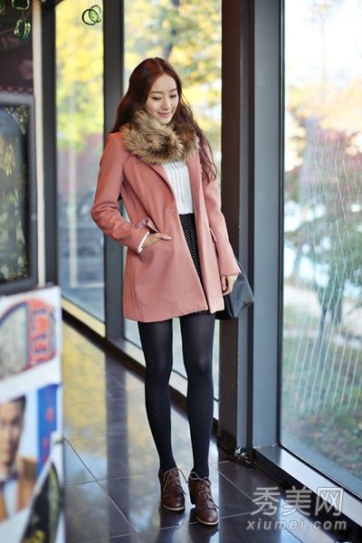 羊毛大衣在初冬保持温暖和凉爽，也是优雅的女士。